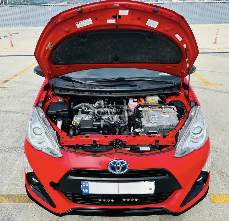 Toyota Prius C 2017 — photo 2