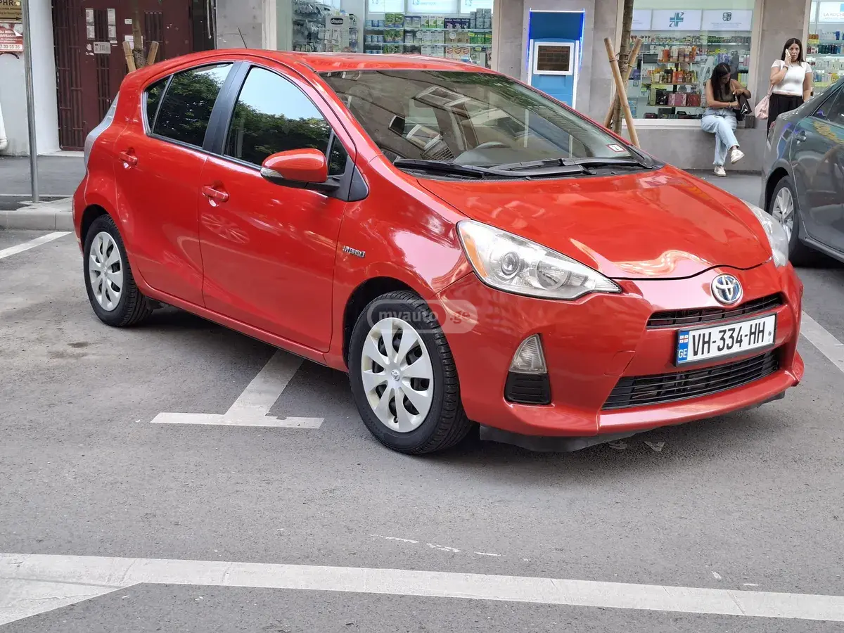 Toyota Prius C 2014 — photo 2