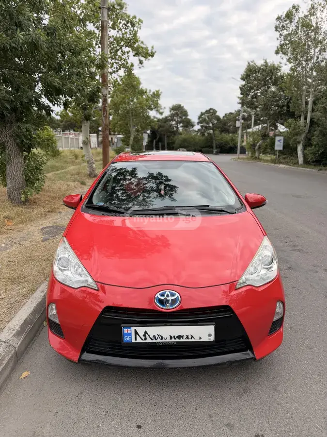 Toyota Prius C 2013 — photo 2