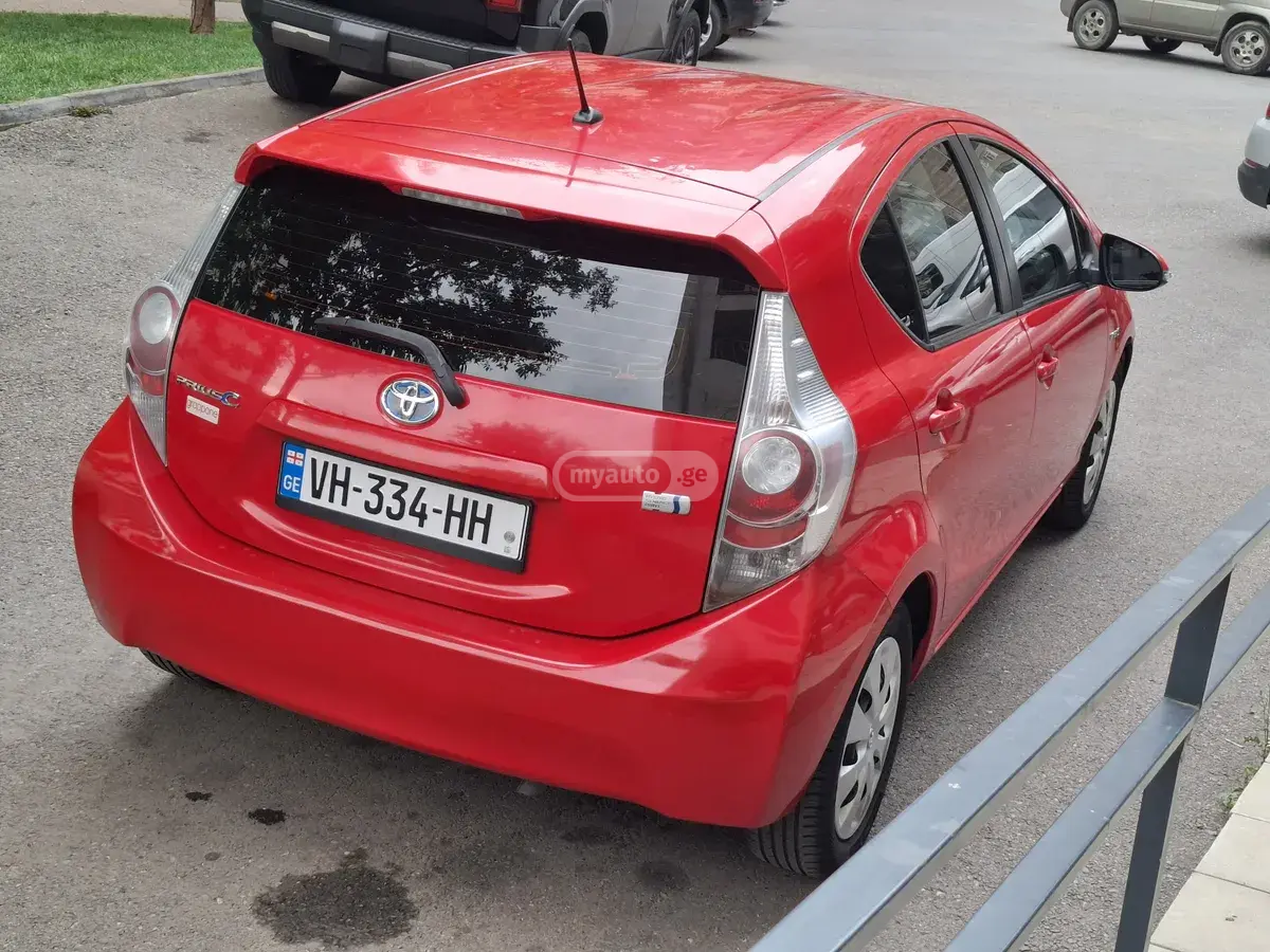 Toyota Prius C 2014 — photo 2