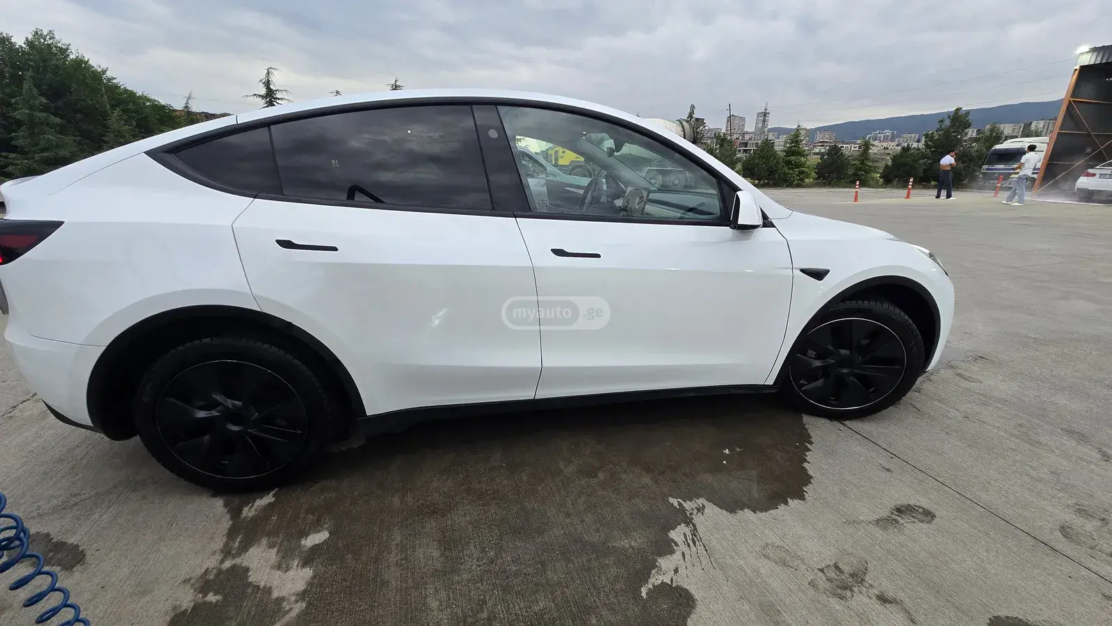 Tesla Model Y 2024 — photo 2