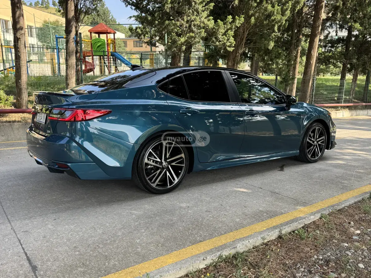 Toyota Camry 2025 — photo 2