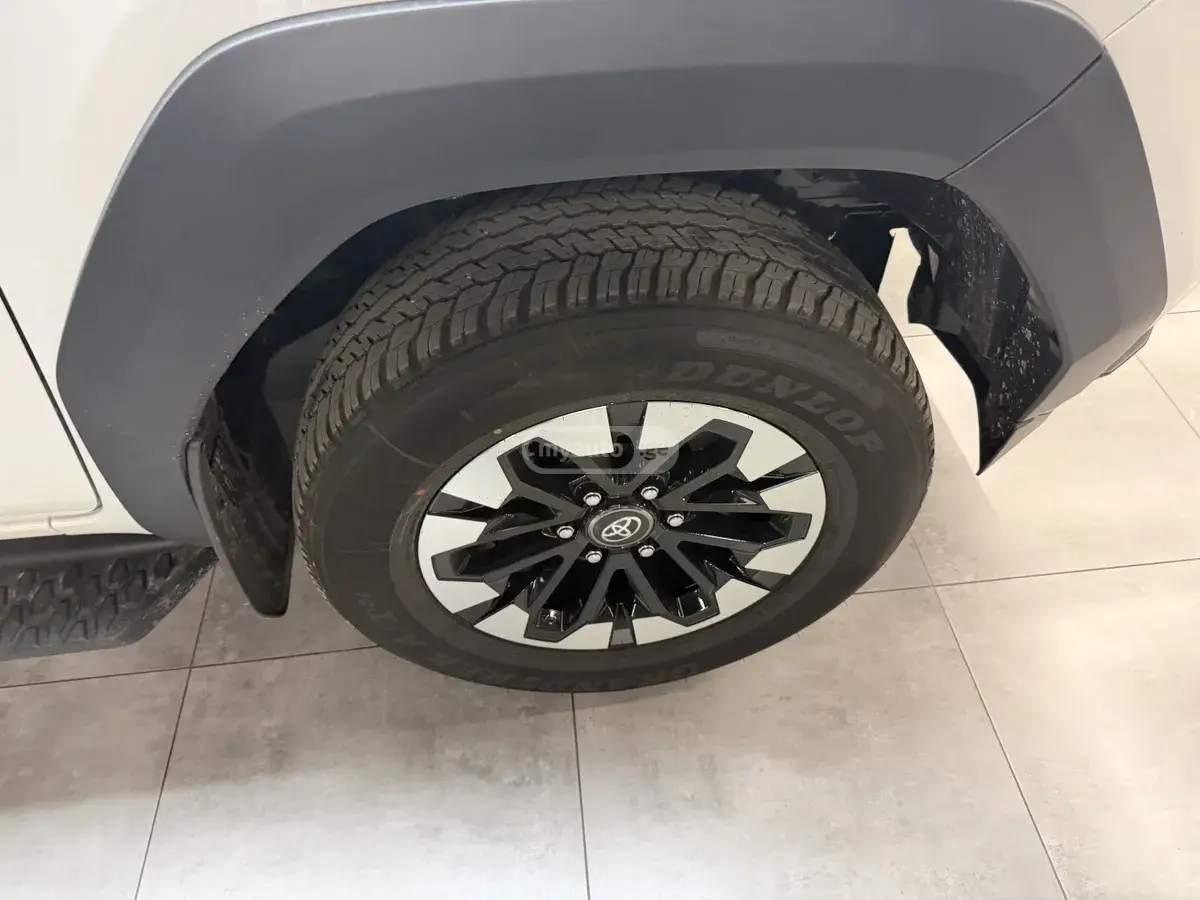 Toyota Hilux 2025 — photo 2
