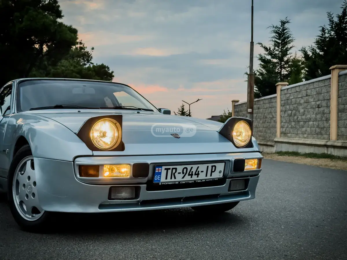 Porsche 944