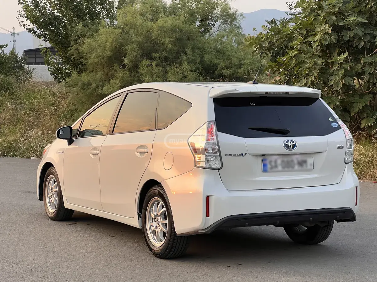 Toyota Prius V 2016 — photo 2
