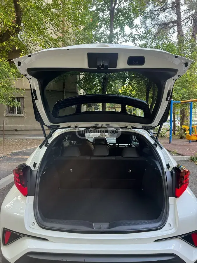 Toyota C-HR 2023 — photo 2