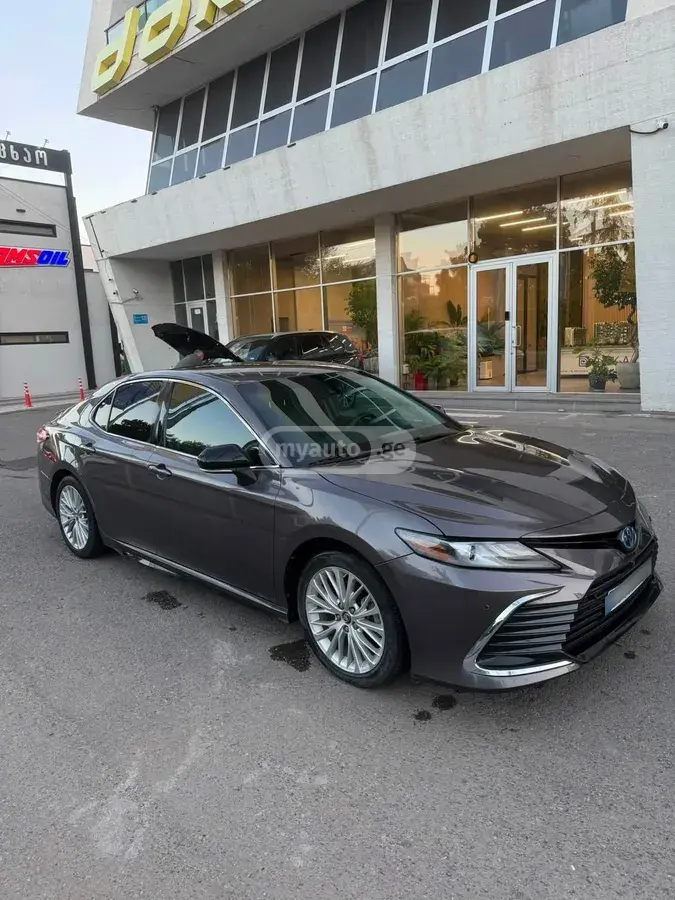 Toyota Camry 2018 — photo 2
