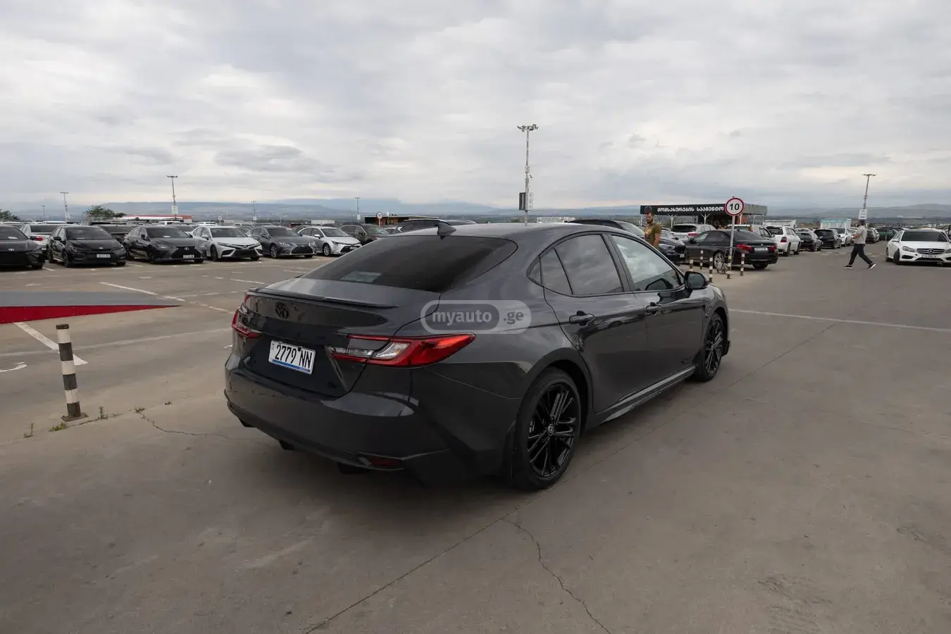 Toyota Camry 2025 — photo 2