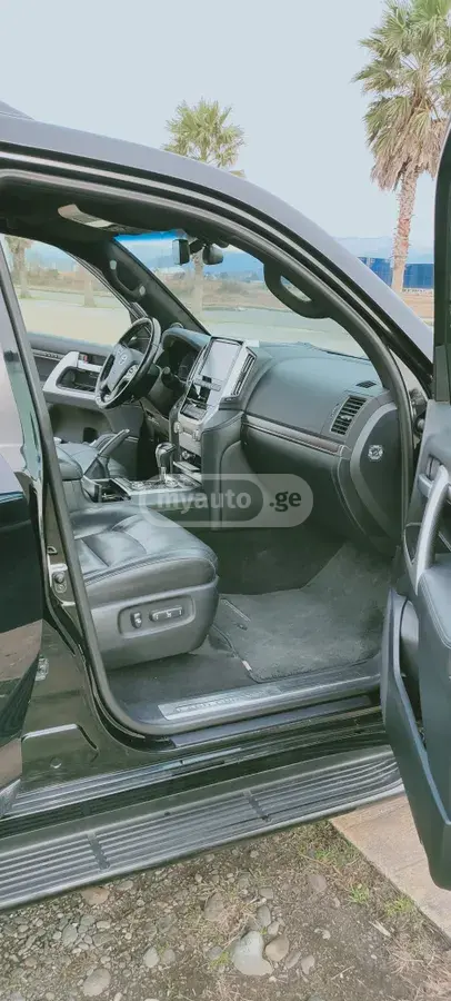 Toyota Land Cruiser 2018 — photo 2