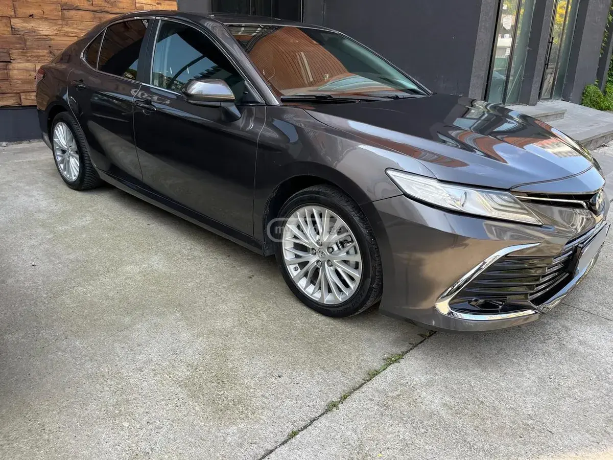 Toyota Camry 2021 — photo 2