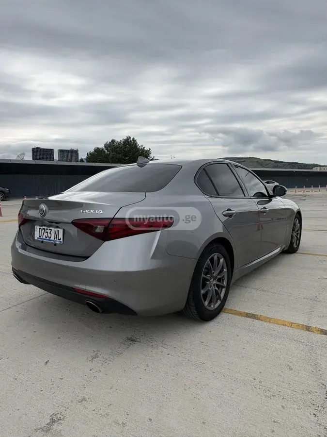 Alfa Romeo Giulia 2018 — photo 2