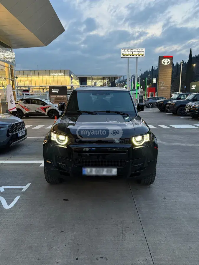Land Rover Defender 110 2024 — photo 2