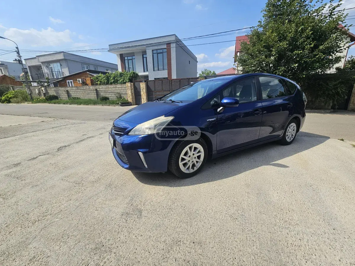 Toyota Prius V 2012 — photo 2