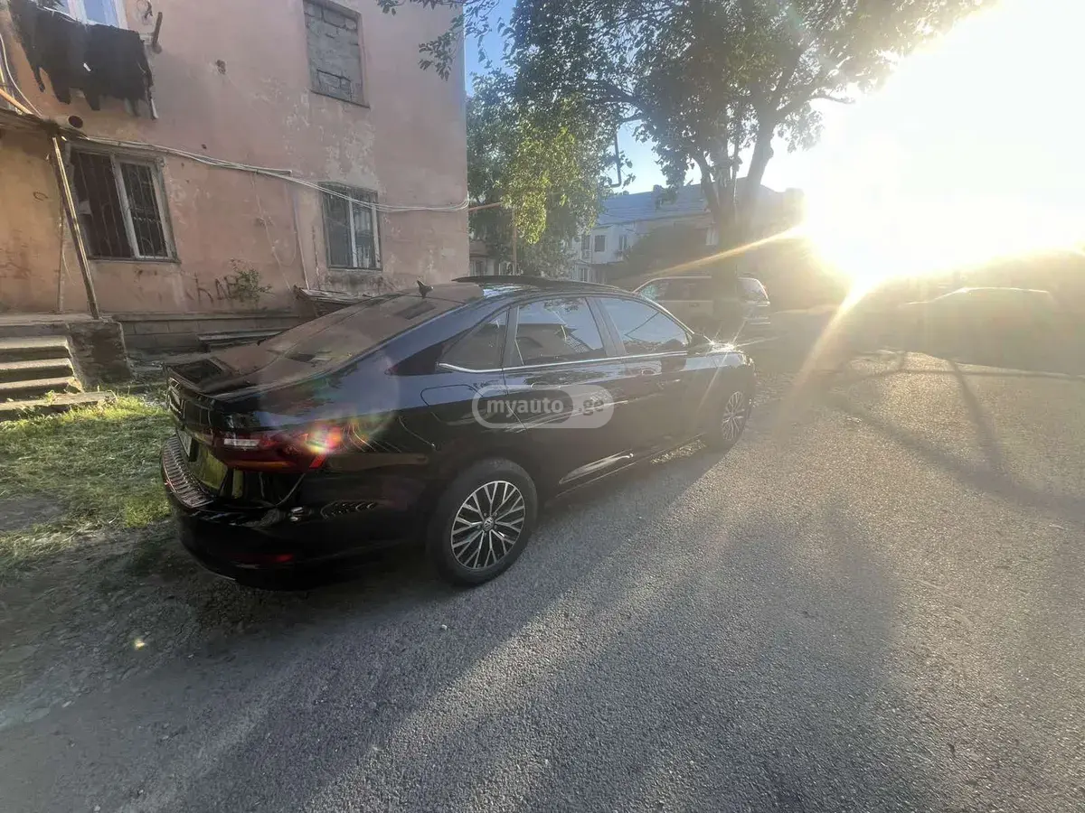 Volkswagen Jetta 2019 — photo 2