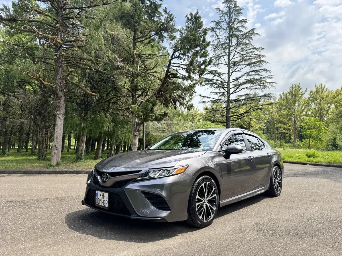 Toyota Camry 2018 — photo 2