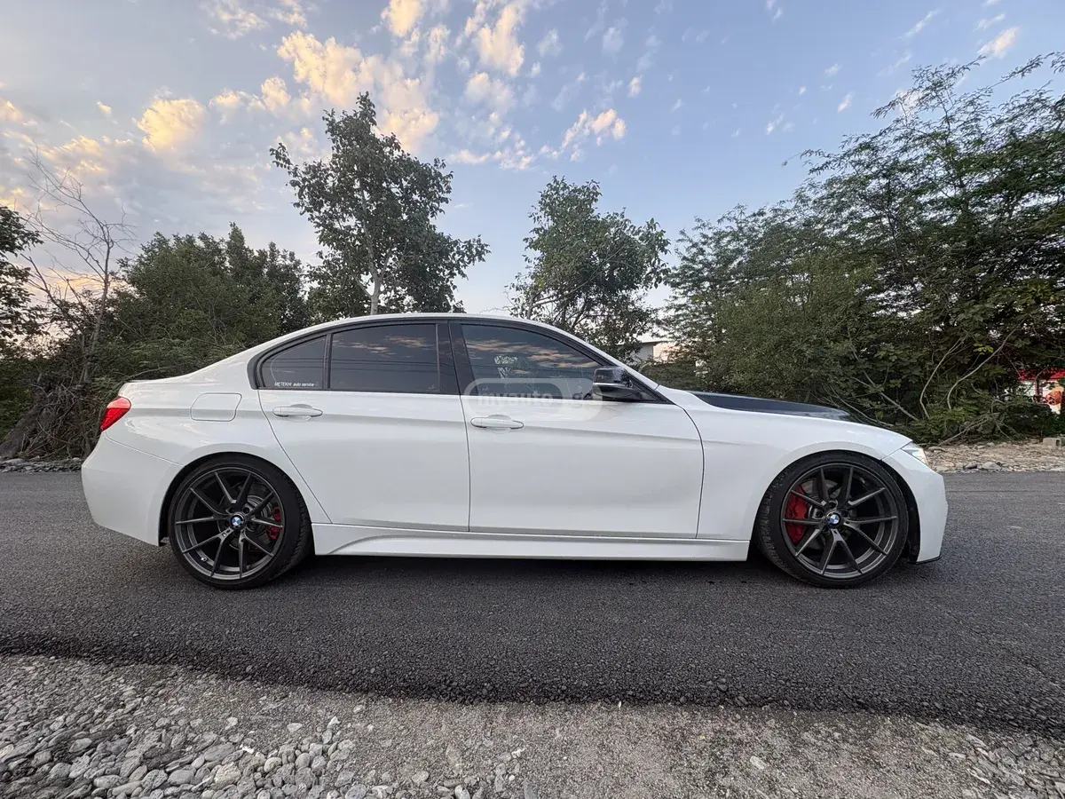 BMW 335 2013 — photo 2