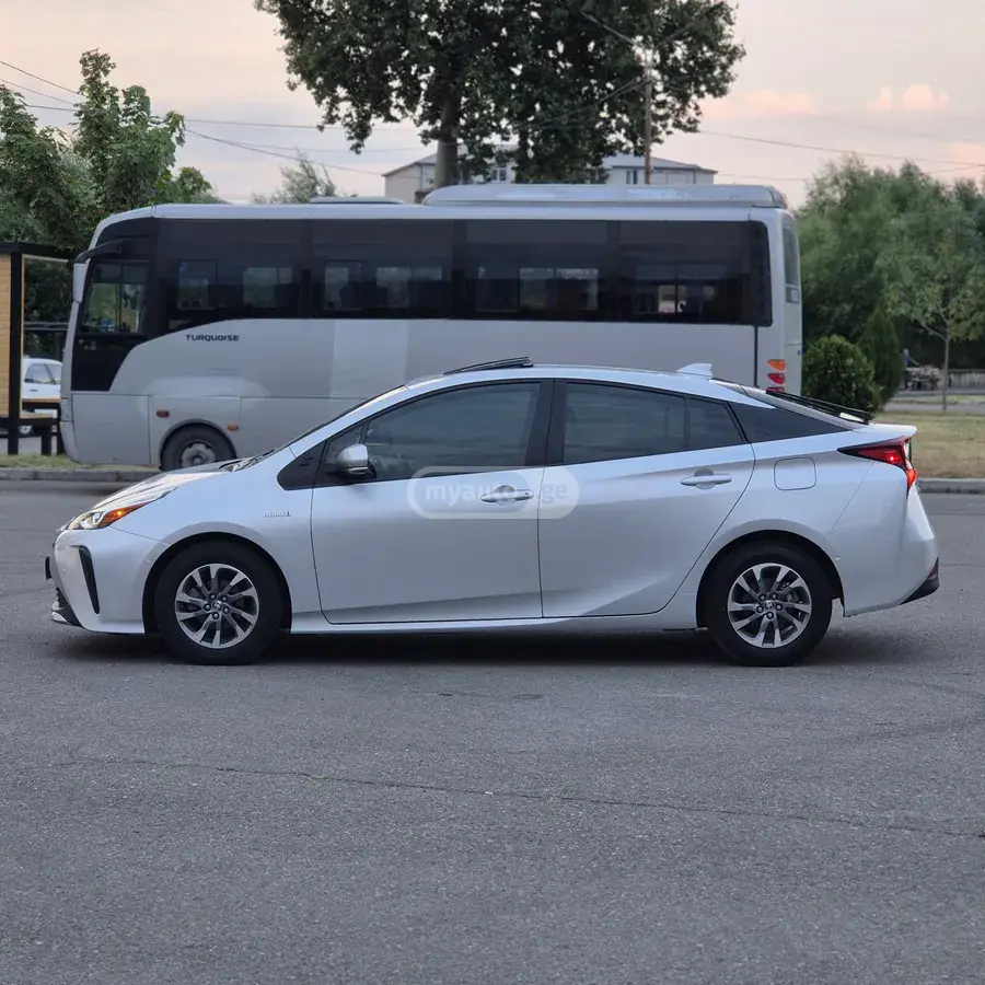 Toyota Prius 2021 — photo 2