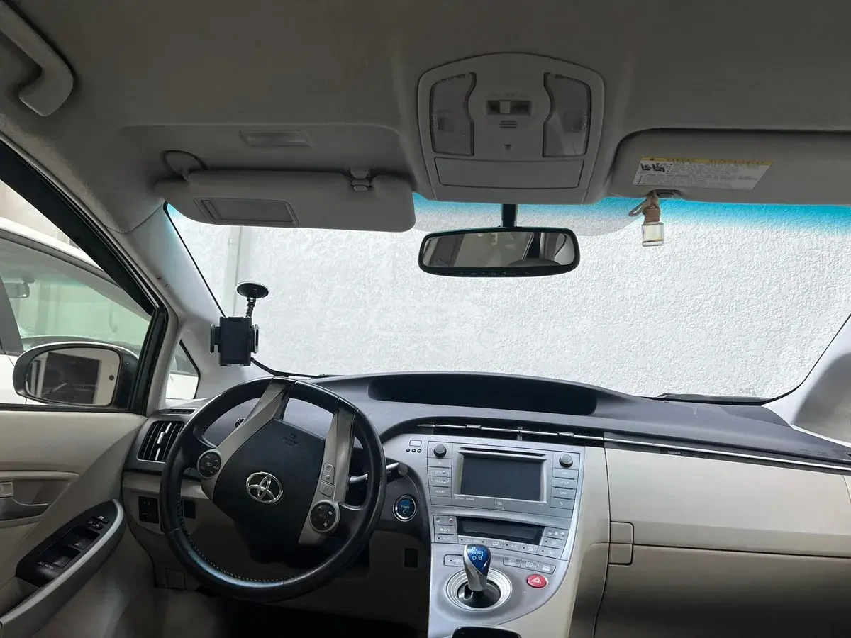 Toyota Prius 2015 — photo 2