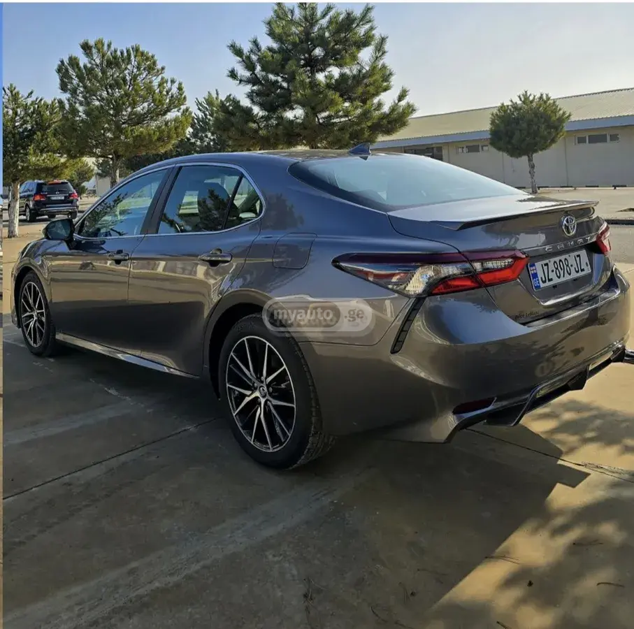 Toyota Camry 2022 — photo 2