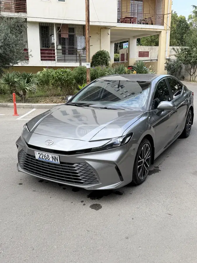 Toyota Camry 2025 — photo 2