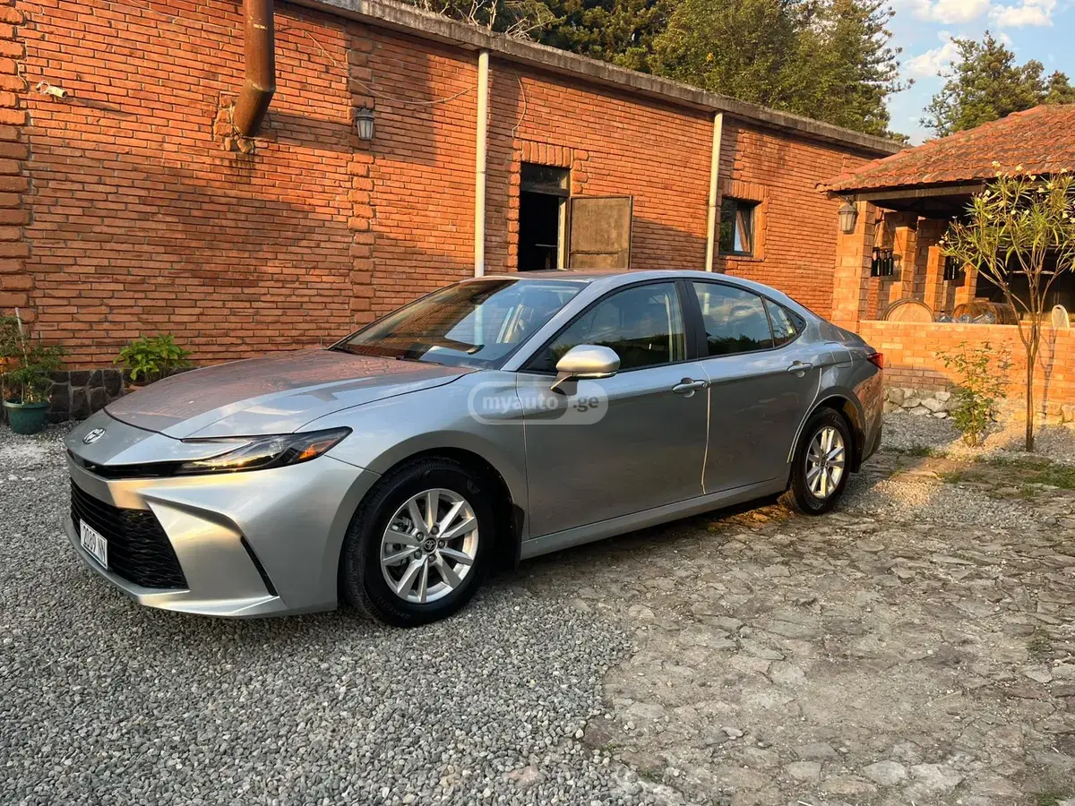 Toyota Camry 2025 — photo 2