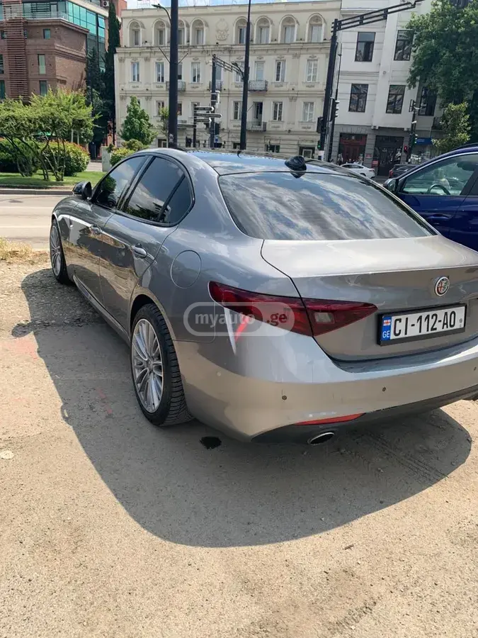 Alfa Romeo Giulia 2019 — photo 2