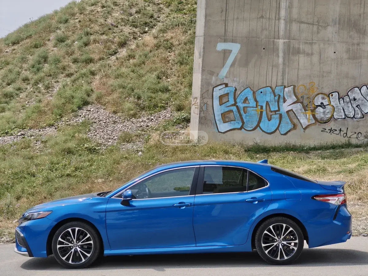 Toyota Camry 2020 — photo 2