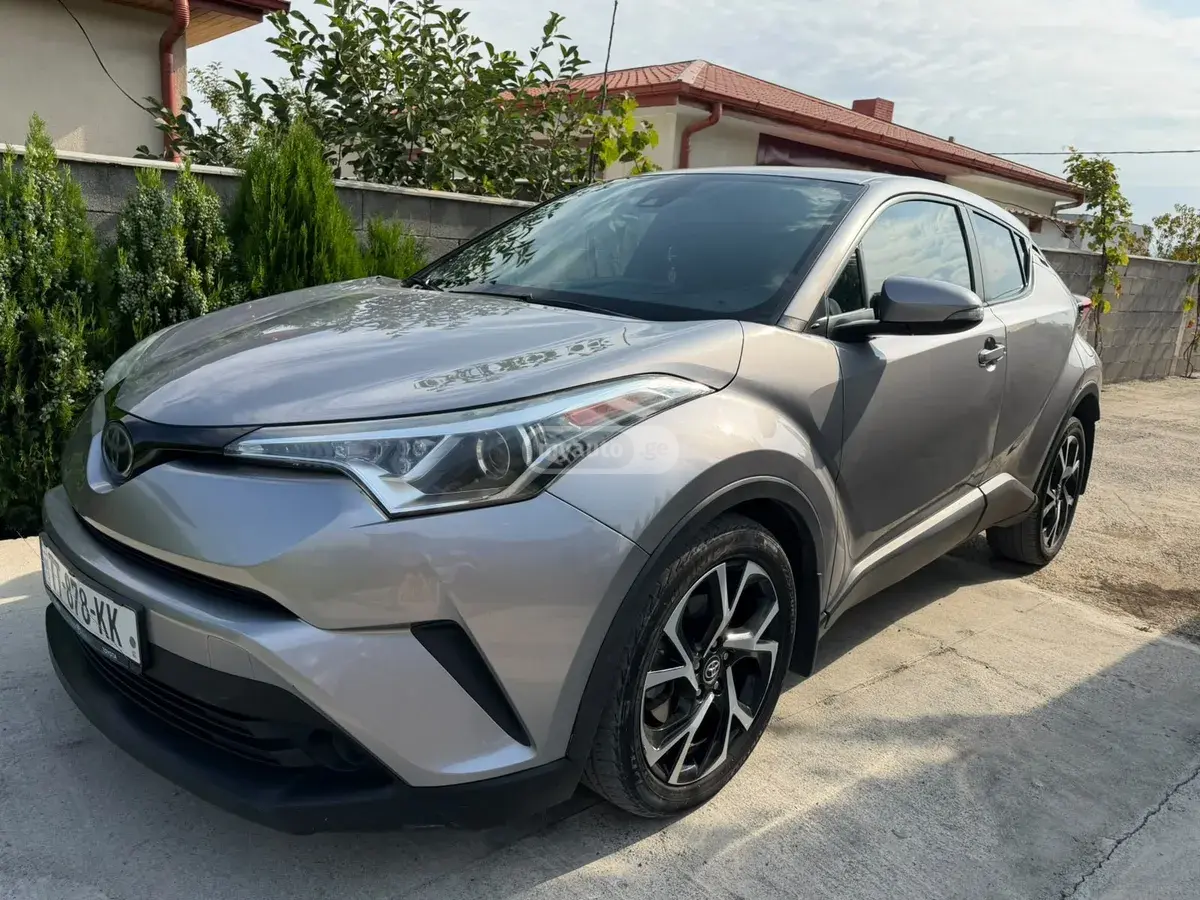 Toyota C-HR 2017 — photo 2