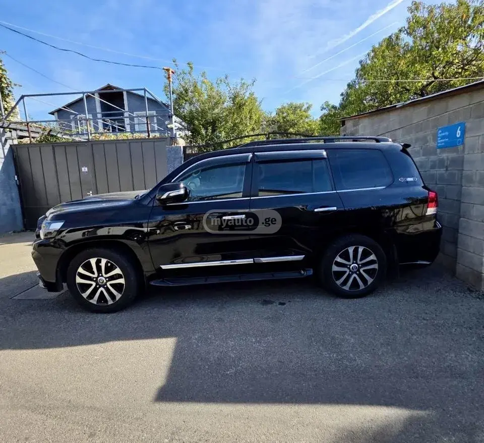 Toyota Land Cruiser 2017 — photo 2