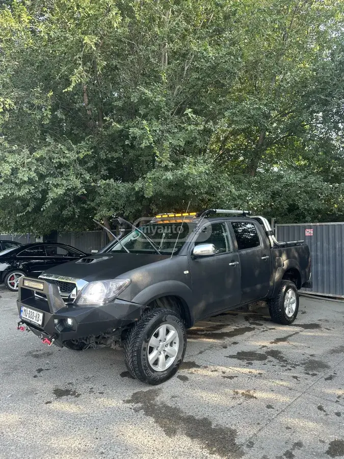 Toyota Hilux 2010 — photo 2