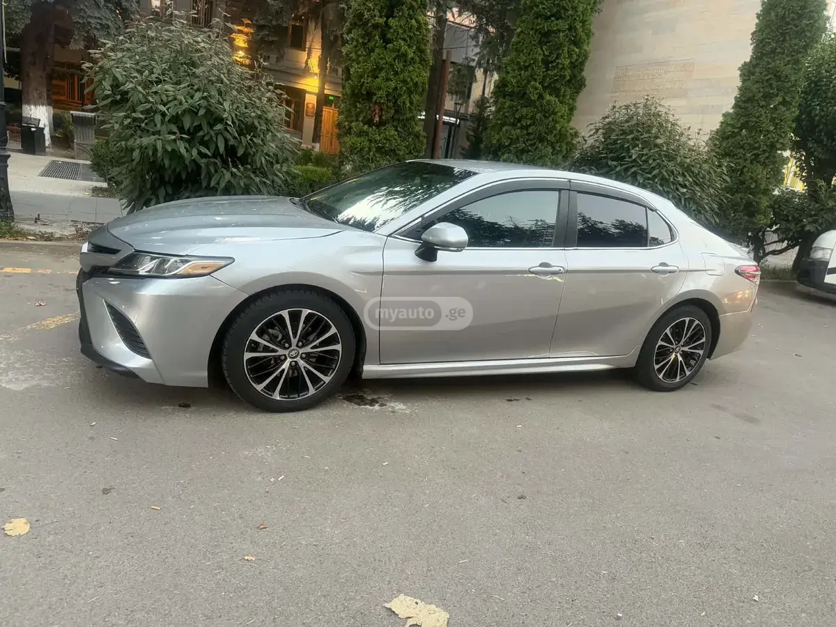 Toyota Camry 2018 — photo 2