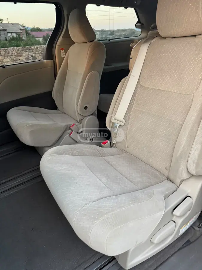 Toyota Sienna 2015 — photo 2