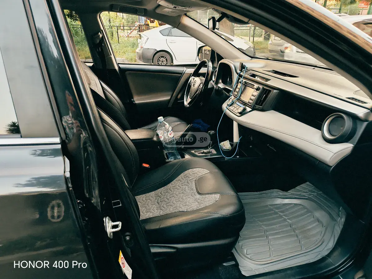 Toyota RAV4 2017 — photo 2