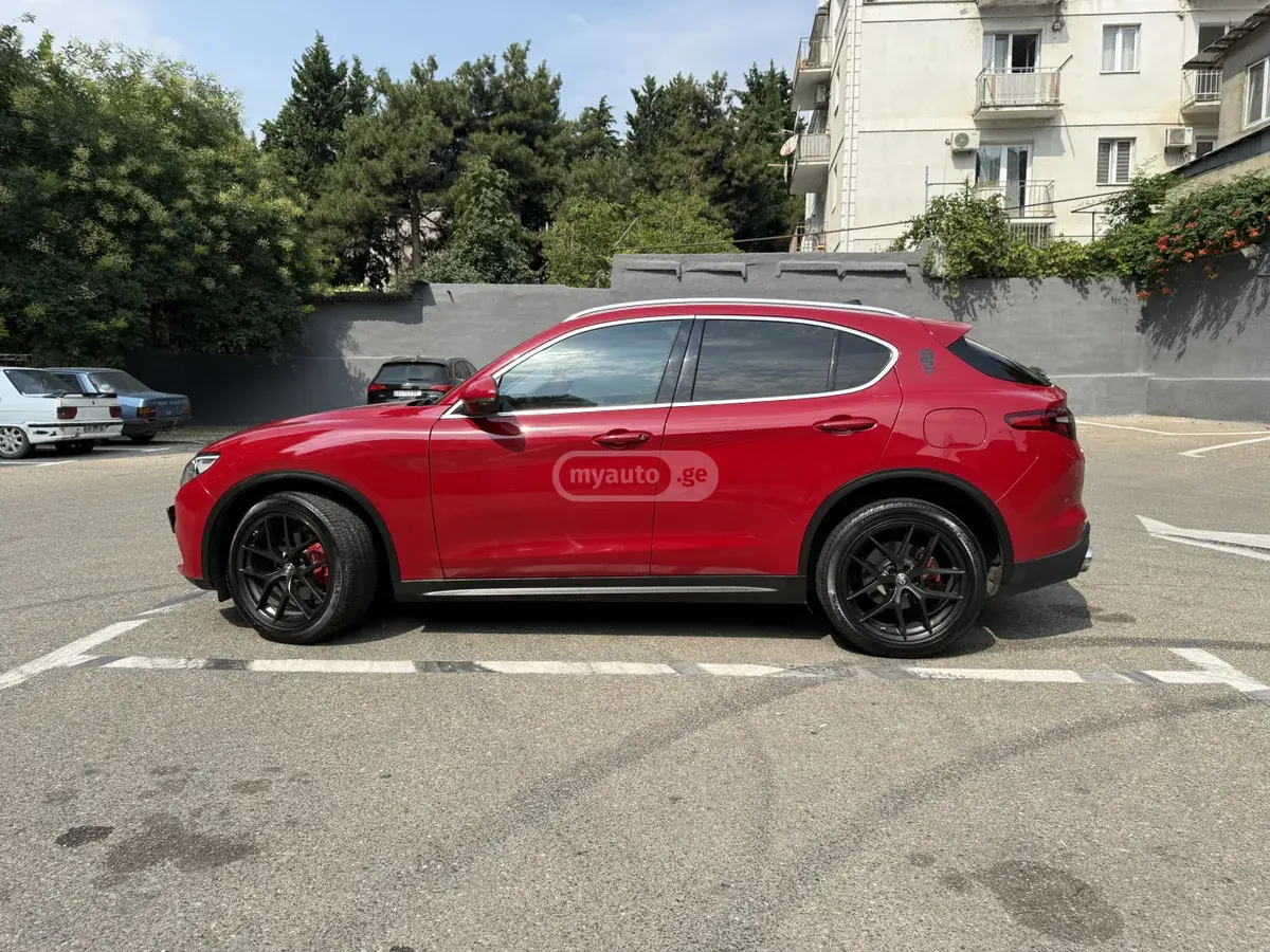 Alfa Romeo Stelvio 2018 — photo 2