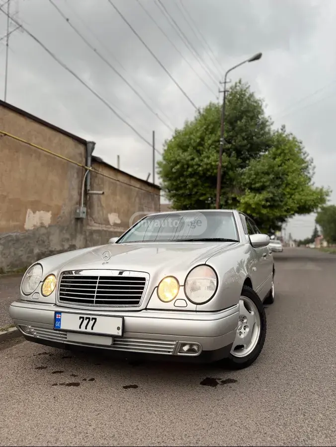 Mercedes-Benz E 320