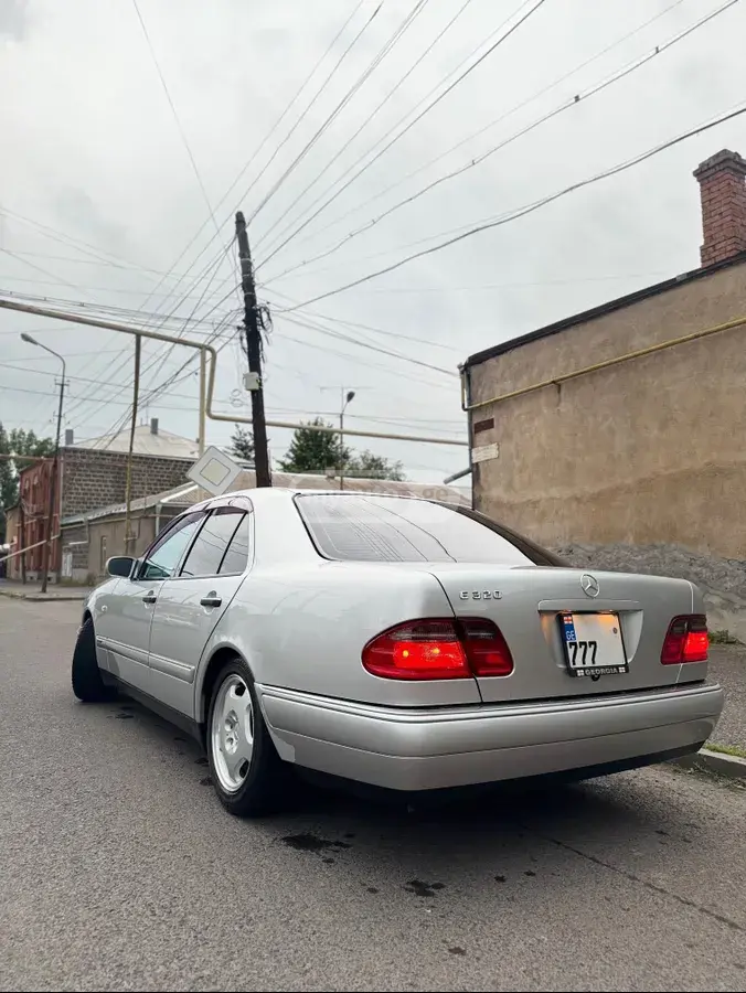 Mercedes-Benz E 320 1998 — photo 2