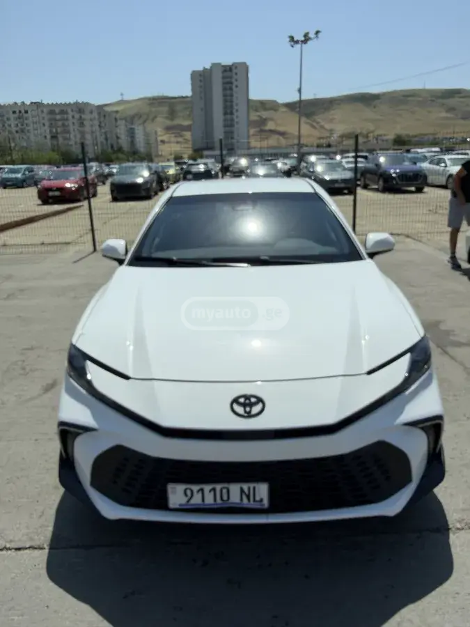 Toyota Camry 2024 — photo 2