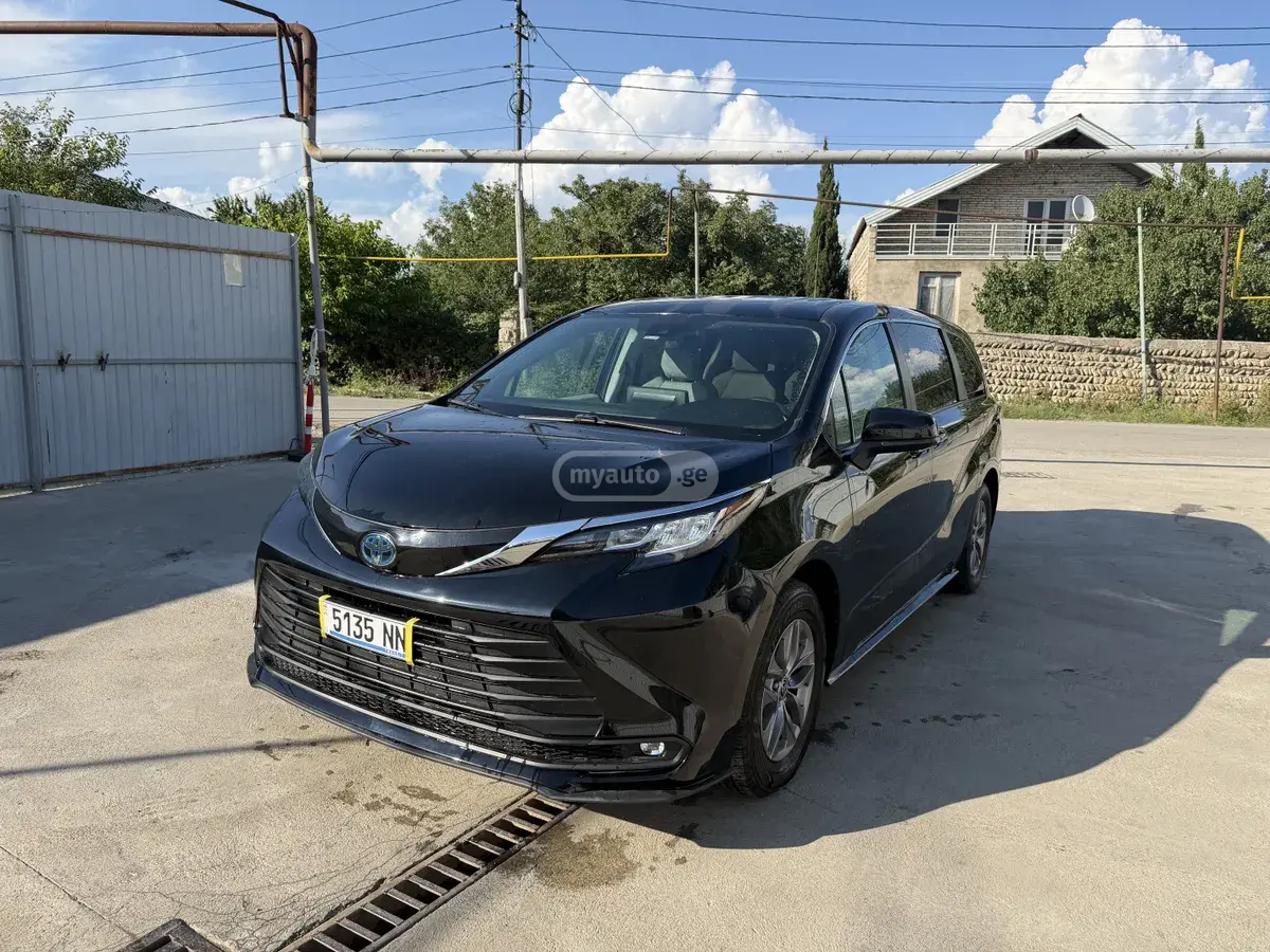 Toyota Sienna 2023 — photo 2