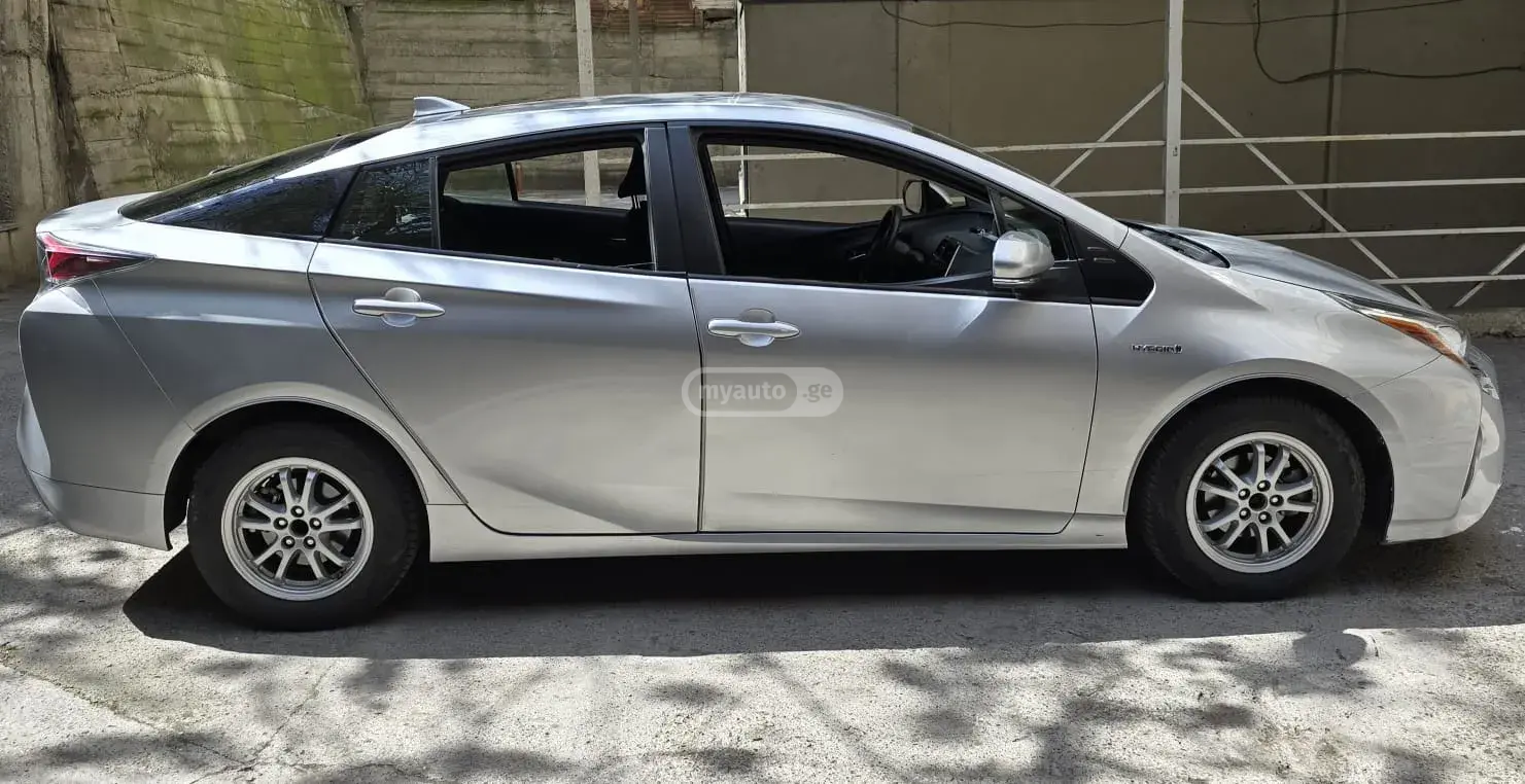 Toyota Prius 2017 — photo 2