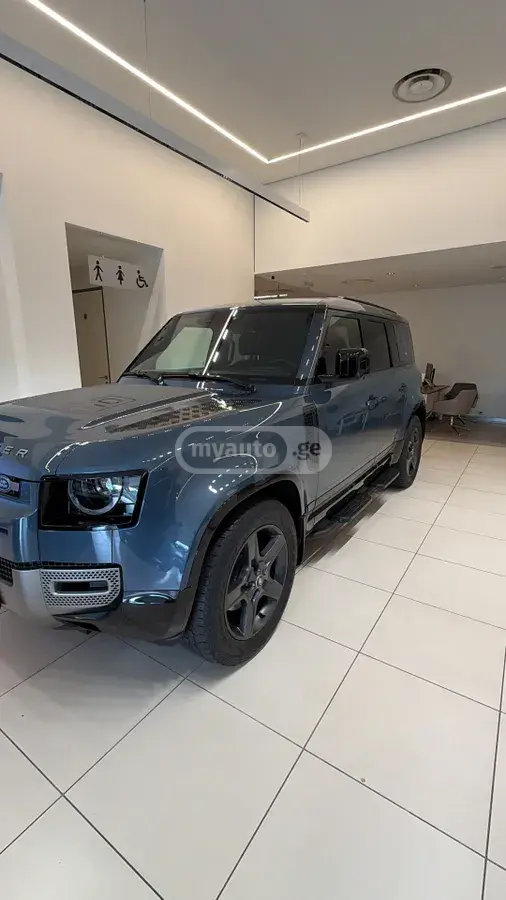 Land Rover Defender 110 2024 — photo 2