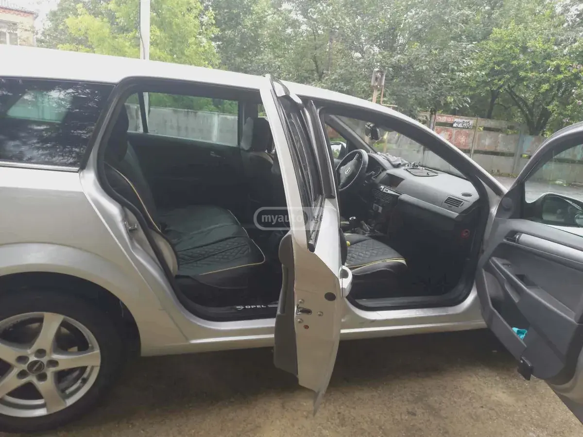 Opel Astra 2010 — photo 2