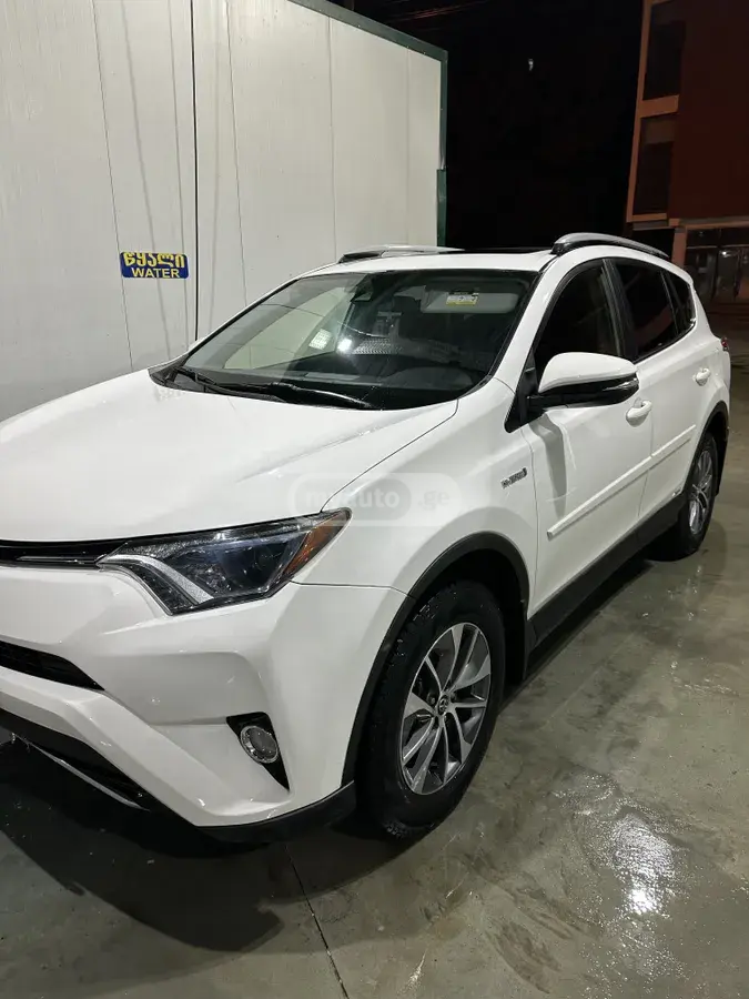 Toyota RAV4 2018 — photo 2