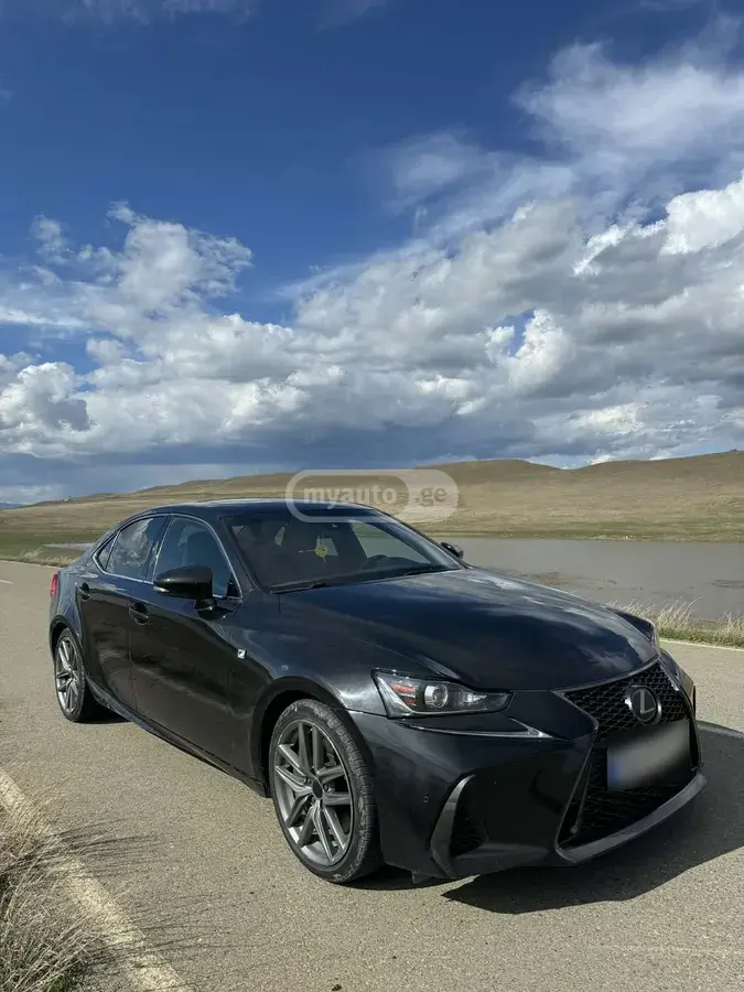 Lexus IS 300 2019 — photo 2