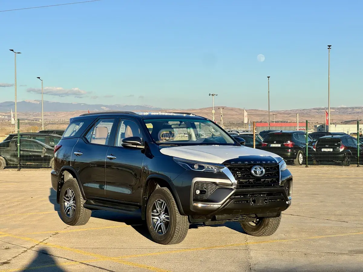 Toyota Fortuner 2023 — photo 2