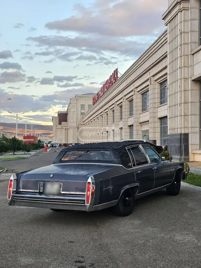 Cadillac Fleetwood 1983 — photo 2