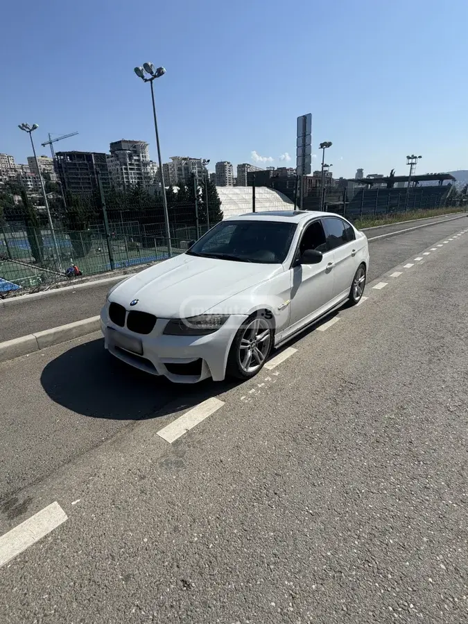 BMW 320 2010 — photo 2
