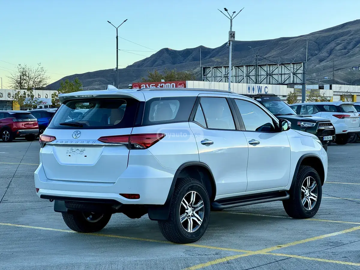 Toyota Fortuner 2023 — photo 2