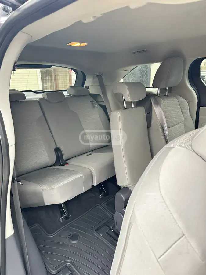 Toyota Sienna 2021 — photo 2