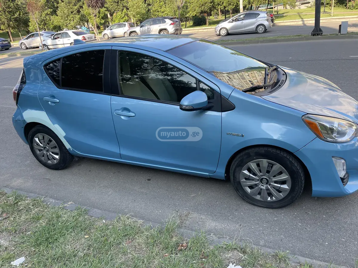 Toyota Prius C 2016 — photo 2