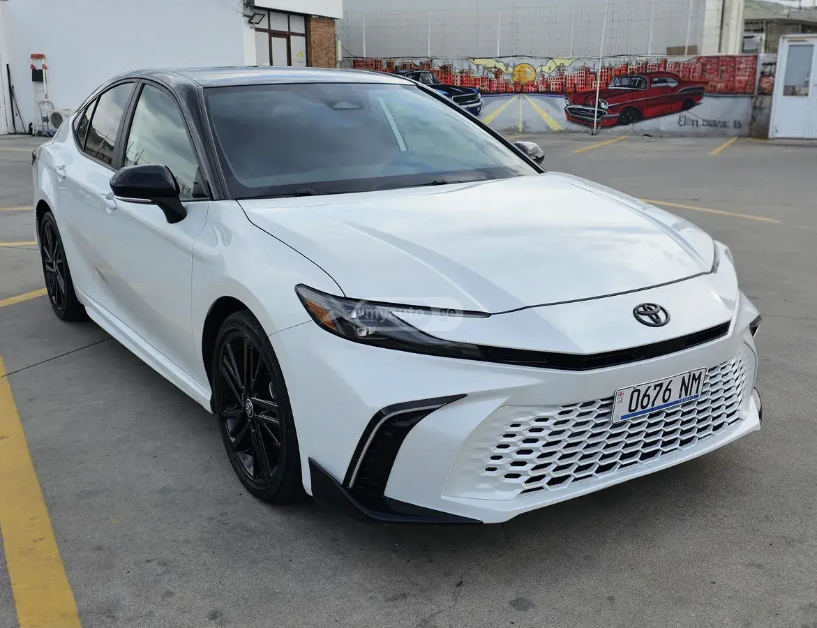 Toyota Camry 2024 — photo 2